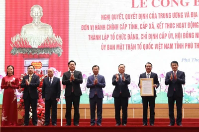 Đại tướng Lương Tam Quang trao Quyết định công bố thành lập Đảng bộ tỉnh Phú Thọ.