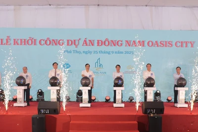 Các đồng chí lãnh đạo tỉnh Phú Thọ ấn nút khởi công xây dựng dự án khu đô thị mới Đông Nam Oasis City.