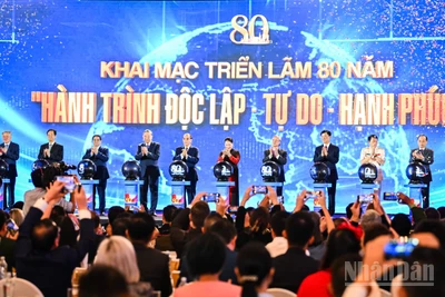 Các đồng chí lãnh đạo Đảng, Nhà nước và các đại biểu thực hiện nghi thức bấm nút khai mạc Triển lãm thành tựu đất nước "80 năm Hành trình Độc lập - Tự do - Hạnh phúc". (Ảnh: THÀNH ĐẠT)