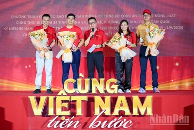 Trực tiếp sự kiện đi bộ trên toàn quốc "Cùng Việt Nam tiến bước"