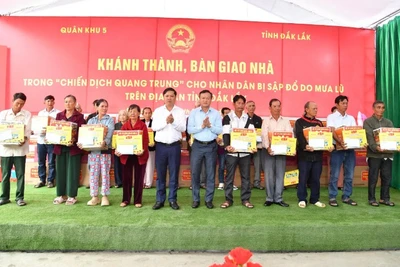 Các đồng chí lãnh đạo tỉnh Đắk Lắk bàn giao nhà trong "Chiến dịch Quang Trung" và tặng quà cho người dân vùng lũ.