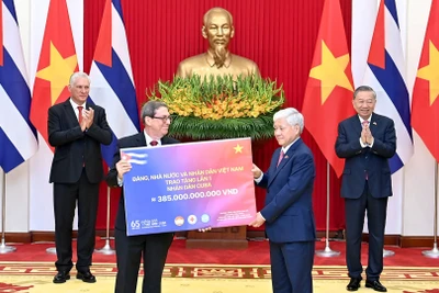 Tổng Bí thư Tô Lâm và Bí thư Thứ nhất, Chủ tịch nước Cộng hòa Cuba Miguel Diaz-Canel Bermudez chứng kiến Lễ trao tặng lần I món quà 385 tỷ đồng của Đảng, Nhà nước và nhân dân Việt Nam tặng nhân dân Cuba. 