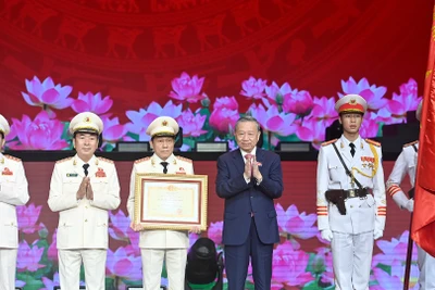 Tổng Bí thư Tô Lâm trao Huân chương Sao vàng lần thứ năm tặng lực lượng Công an nhân dân Việt Nam. 