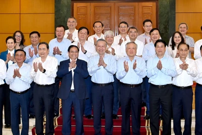 Tổng Bí thư Tô Lâm và các đồng chí lãnh đạo Đảng, Nhà nước với Ban Thường vụ Đảng ủy Chính phủ.