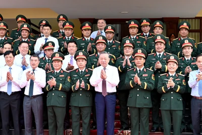 Tổng Bí thư Tô Lâm, Bí thư Quân ủy Trung ương và các đồng chí lãnh đạo Đảng, Nhà nước cùng các đại biểu tại buổi làm việc với Quân đoàn 12 (Bộ Quốc phòng).