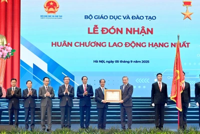 Tổng Bí thư Tô Lâm trao Huân chương Lao động hạng nhất tặng Bộ Giáo dục và Đào tạo.