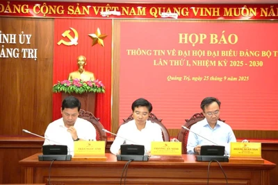 Các đồng chí lãnh đạo tỉnh Quảng Trị chủ trì buổi họp báo.