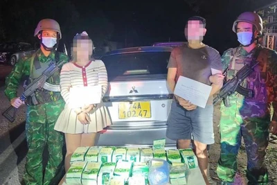 Đối tượng và tang vật bị bắt giữ. (Ảnh: Bộ đội Biên phòng cung cấp)