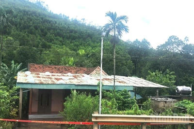 Nguy cơ sạt lở cao ở khu vực đồi Phòng Không trong những ngày mưa lũ này nên chính quyền địa phương đã sơ tán người dân ở phía dưới chân đồi.