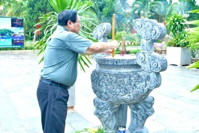 Thủ tướng Phạm Minh Chính dâng hương tưởng niệm các Anh hùng liệt sĩ tại Di tích lịch sử bến phà II Long Đại. (Ảnh: THANH GIANG)