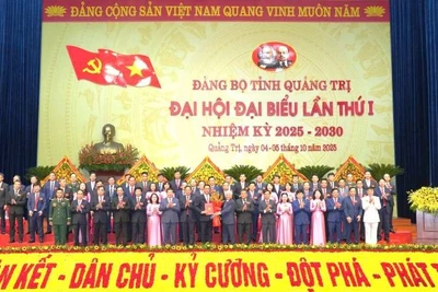 Ban Chấp hành Đảng bộ tỉnh Quảng Trị nhiệm kỳ 2025-2030 ra mắt nhận nhiệm vụ.