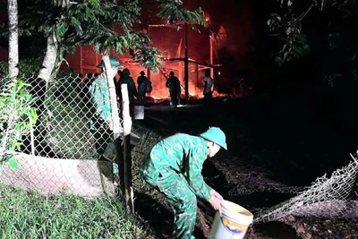 Cán bộ, chiến sĩ Đồn Biên phòng Ba Tầng nỗ lực dập lửa cháy nhà dân.