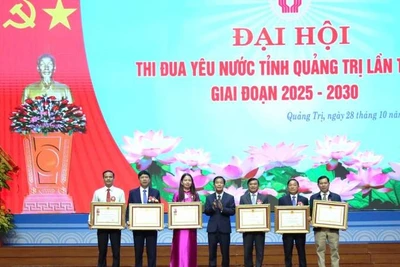  Bí thư Tỉnh ủy Quảng Trị Nguyễn Văn Phương trao tặng phần thưởng cao quý cho các tập thể, cá nhân có thành tích xuất sắc.