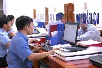 Cán bộ, công chức xã Nam Ba Đồn, tỉnh Quảng Trị giải quyết thủ tục hành chính trong lĩnh vực chứng thực cho người dân.