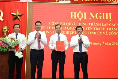 Đồng chí Lê Ngọc Quang (thứ 2 từ trái sang) trao quyết định về công tác cán bộ của Đảng bộ các cơ quan Đảng tỉnh Quảng Trị.