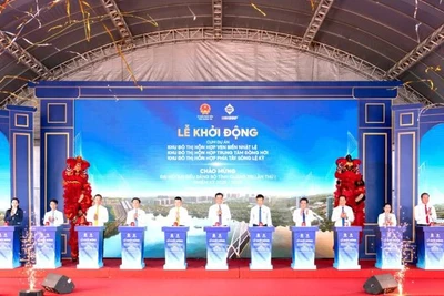 Các đại biểu thực hiện nghi thức khởi động các dự án tại tỉnh Quảng Trị.