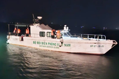 Lực lượng của Bộ đội Biên phòng tỉnh Quảng Trị tìm kiếm cứu nạn ngư dân trong đêm qua