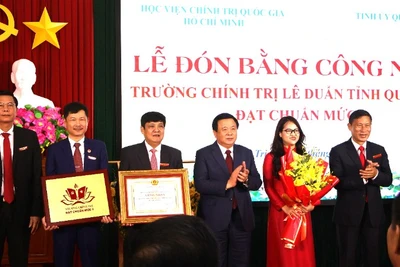 Đồng chí Nguyễn Xuân Thắng trao bằng công nhận đạt chuẩn mức 1 cho Trường Chính trị Lê Duẩn. 