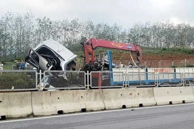 Hiện trường vụ tai nạn sáng 8/12 trên trên cao tốc đoạn qua tỉnh Quảng Trị (Quảng Bình cũ).