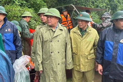 Chủ tịch tỉnh Quảng Trị Trần Phong (thứ 3 từ phải sang) kiểm tra việc ứng phó với mưa lũ ở vùng đồng bào Rục, xã Kim Điền chiều 3/11.