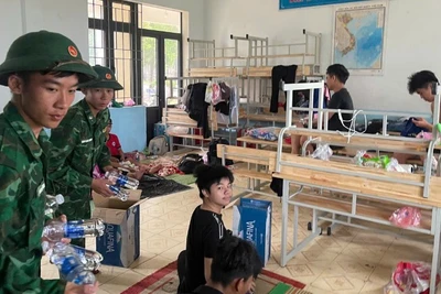 Chiến sĩ Đồn Biên phòng Roòn, tỉnh Quảng Trị, cung cấp nước uống cho người dân tại nơi sơ tán.
