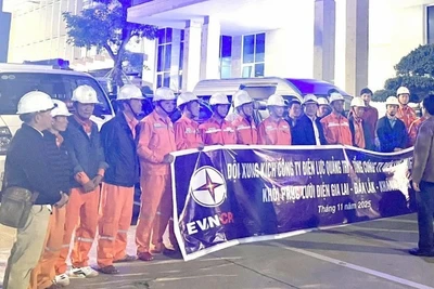 Đoàn kỹ sư, công nhân Công ty Điện lực Quảng Trị lên đường đến tỉnh Đắk Lắk hỗ trợ khôi phục hệ thống lưới điện.