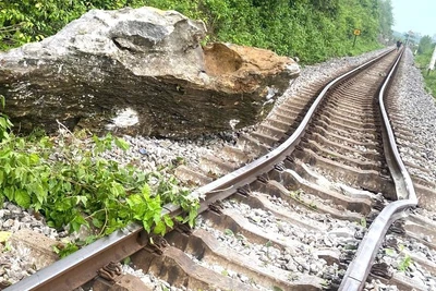 Đá trên núi lăn xuống làm hư hỏng đường sắt bắc-nam, khiến đường sắt bị ách tắc. (Ảnh: CTV)