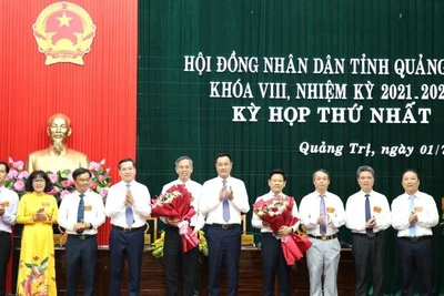 Các đồng chí lãnh đạo Tỉnh ủy tặng hoa chúc mừng Thường trực Hội đồng và một số Ban của Hội đồng nhân dân tỉnh Quảng Trị.