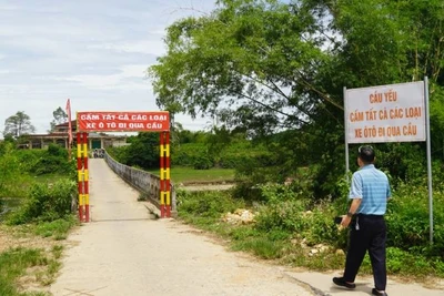 Các loại ô-tô bị cấm lưu thông qua cầu Chợ bị xuống cấp rất nghiêm trọng.