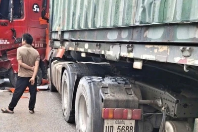 Vụ tai nạn không gây nhiều hậu quả nhưng làm tắc Quốc lộ 12A nhiều giờ đồng hồ. (Ảnh: DH)