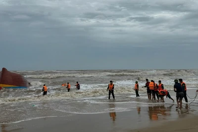 Lực lượng chức năng tỉnh Quảng Trị thực hiện cứu nạn tàu cá, tìm kiếm ngư dân mất tích.