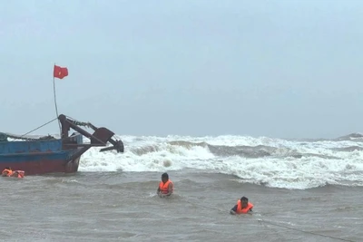 Lực lượng chức năng của xã Ninh Châu, tỉnh Quảng Trị cứu hộ các thuyền viên trên tàu bị sự cố hỏng máy.