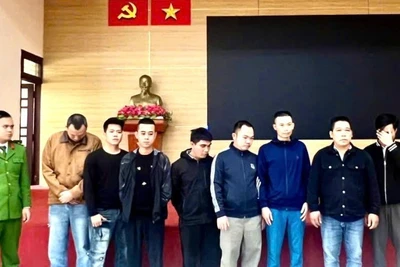 Các đối tượng đánh bạc bằng cách cá độ bóng đá trên không gian mạng bị Công an tỉnh Quảng Trị tạm giữ hình sự.