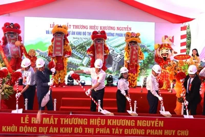 Các đại biểu thực hiện nghi thức khởi công dự án. 