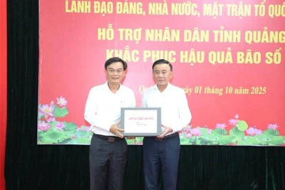 Đồng chí Trần Cẩm Tú tặng quà của lãnh đạo Đảng, Nhà nước cho tỉnh Quảng Trị.