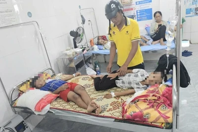 Các học sinh nghi bị ngộ độc thực phẩm được truyền nước, theo dõi.