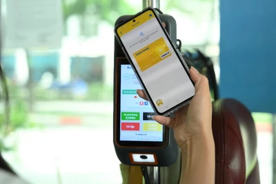 Thanh toán không tiếp xúc bằng thẻ ATM nội địa tại xe buýt Thành phố Hồ CHí Minh.