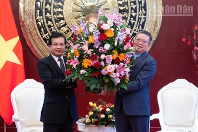 Đại sứ Lào Somphone Sichaleune tặng lẵng hoa chúc Tết Đại sứ Phạm Thanh Bình.