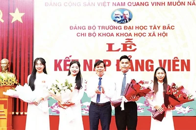 Lãnh đạo Đảng ủy các cơ quan Đảng tỉnh Sơn La tặng hoa chúc mừng các đảng viên. (Ảnh TRẦN HIỀN)