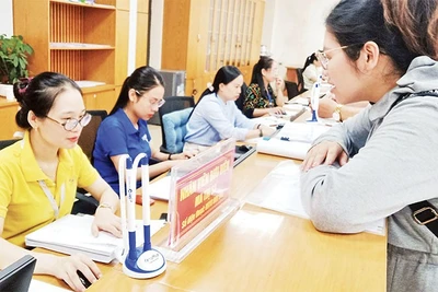 Đồng chí Ma Thị Sa (áo vàng), cán bộ Bưu điện tỉnh Thái Nguyên được cử làm việc tại Trung tâm Phục vụ hành chính công phường Phan Đình Phùng.