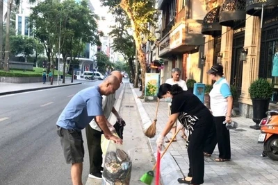 Người dân vệ sinh môi trường chào mừng Đại lễ. 