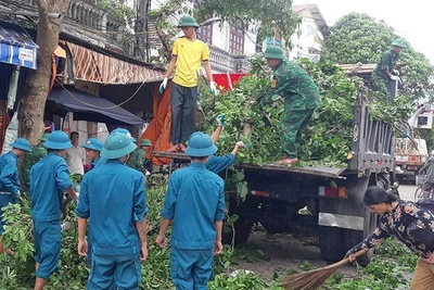 Lực lượng vũ trang tỉnh Thanh Hóa cùng nhân dân khắc phục hậu quả mưa, bão số 5.