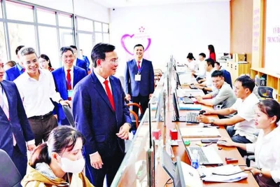 Chủ tịch Ủy ban nhân dân tỉnh Lâm Đồng kiểm tra thực tế tại Trung tâm Phục vụ hành chính công xã Nhân Cơ.