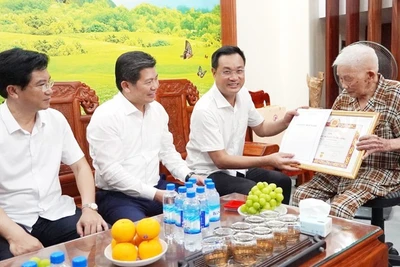 Bí thư Tỉnh ủy Lê Ngọc Quang trao tặng Huy hiệu 80 năm tuổi Đảng cho ông Nguyễn Đổng.