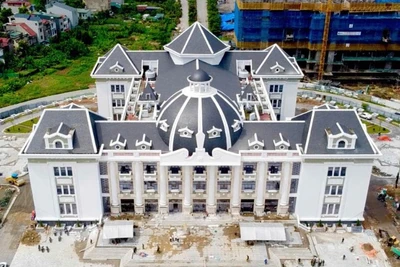 Công trình Nhà Văn hóa nghệ thuật tỉnh Phú Thọ có diện tích 18.000m2 với hơn 1.000 chỗ ngồi, được đầu tư hơn 420 tỷ đồng đang được gấp rút hoàn thành để khánh thành vào ngày 19/8.