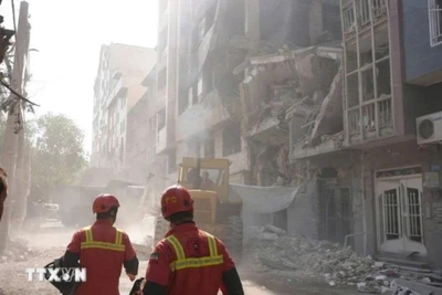 Các tòa nhà bị phá hủy sau cuộc không kích của Israel tại Tehran, Iran. (Ảnh: THX/TTXVN)