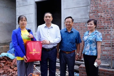 Lãnh đạo tỉnh Lào Cai thăm và tặng quà cho gia đình được hỗ trợ xóa nhà tạm tại xã Bản Lầu, huyện Mường Khương.