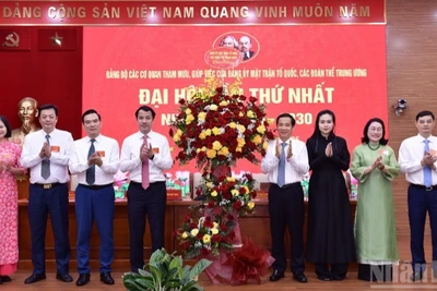 Đồng chí Nguyễn Thái Học, Phó Bí thư Đảng ủy Mặt trận Tổ quốc, các đoàn thể Trung ương (thứ 4 từ phải sang) tặng hoa chúc mừng Ban Chấp hành Đảng bộ các cơ quan tham mưu, giúp việc của Đảng ủy Mặt trận Tổ quốc, các đoàn thể Trung ương nhiệm kỳ 2025-2030.