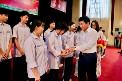 Đại diện Ủy ban Mặt trận Tổ quốc tỉnh Điện Biên trao kinh phí hỗ trợ học sinh có hoàn cảnh khó khăn trước kỳ thi tốt nghiệp trung học phổ thông năm 2025.