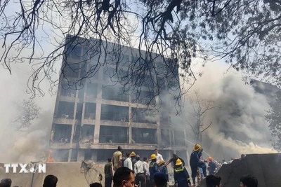 Lực lượng chức năng làm nhiệm vụ tại hiện trường máy bay Boeing 787-8 Dreamliner của Hãng Air India rơi trúng tòa nhà tại thành phố Ahmedabad, bang Gujarat (Ấn Độ) ngày 12/6/2025. (Ảnh: THX/TTXVN)